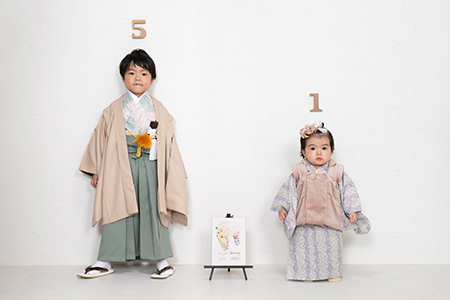 七五三で記念撮影する子どもの兄弟