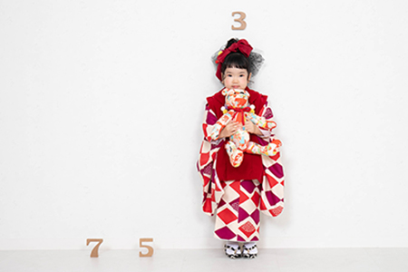 七五三で記念撮影する３歳の女の子