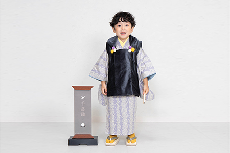 七五三で記念撮影する３歳の男の子